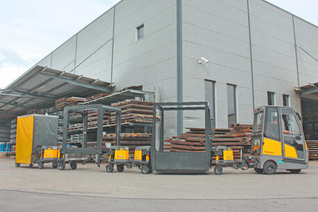 INDUSTRY TRAIN load train series IT800 with outdoor chassis modules and various laod carrier systems. Towing vehicle Jungheinrich electric tow tractor EZS 570.