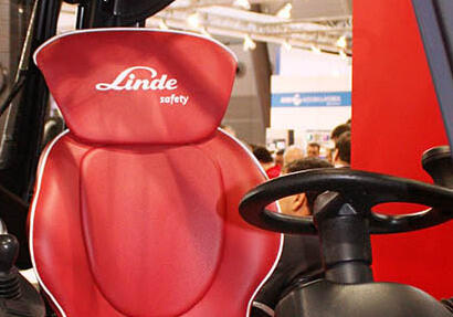 Rotating driver’s workstations for Linde forklift trucks