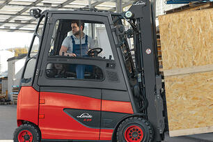 Drehbarer Fahrerarbeitsplatz für Gabelstapler