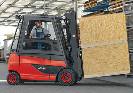 Rotating driver’s workstations for Linde forklift trucks