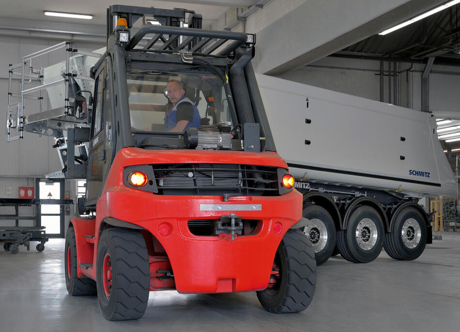 Durch den drehbaren Fahrerarbeitsplatz hat der Fahrer freie Sicht auf den Fahrweg und kann die riesigen Trailer von Schmitz Cargobull beim Rückwärtsfahren sicher verziehen.