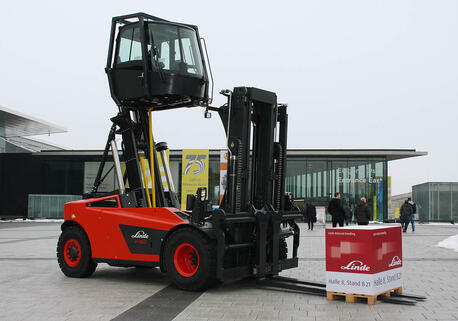 Elevating cabin for heavy forklift trucks