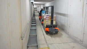 The load train Factory Train successfully conquers gradients of up to 15% in the supply tunnel as it heads along its 2283 metre route to the mountain restaurant.