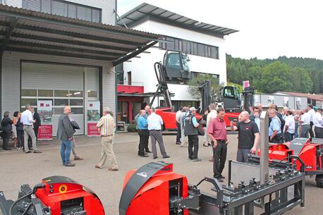 Ausgestellte Produkte aus der Systemtechnik auf dem NEUMAIER Firmengelände: Routenzug Factory Train und Dreh- und Hubkabine für Linde Schwerlast-Stapler.