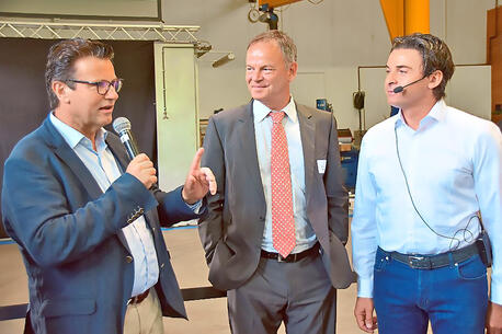 Minister Peter Hauk und Landrat Frank Scherer im Gespräch mit Geschäftsführer Bernd Neumaier.