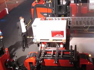 Roller conveyor belt - goods carrier