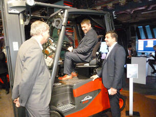 Electro forklift truck with panoramic seat