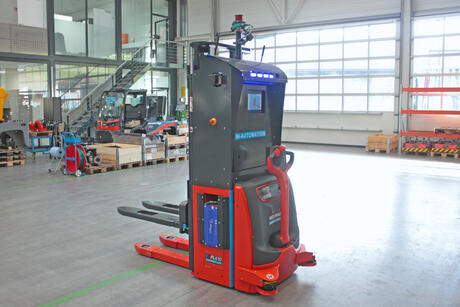Factory Lift FL600: Automatisierter Hochhubwagen mit 4-Wege Antriebs-Lenksystem