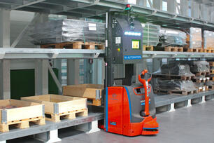 Factory Lift FL400 und FL600: Automatisierter Hochhubwagen