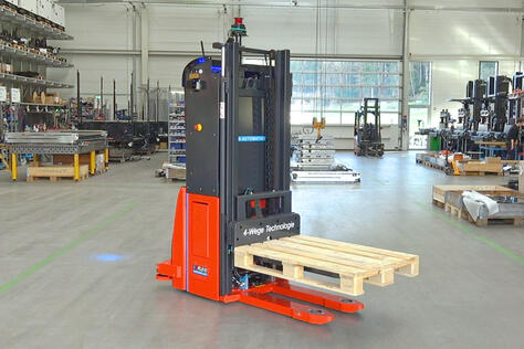 Factory Lift FL600: Automatisierter Hochhubwagen mit 4-Wege Antriebs-Lenksystem