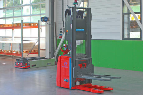 Factory Lift FL400: Automatisierter Hochhubwagen mit 2-Wege Antriebs-Lenksystem