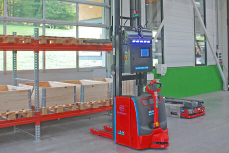 Factory Lift FL400: Automatisierter Hochhubwagen mit 2-Wege Antriebs-Lenksystem