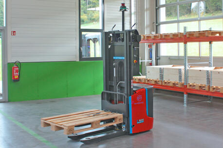 Factory Lift FL600: Automatisierter Hochhubwagen mit 4-Wege Antriebs-Lenksystem