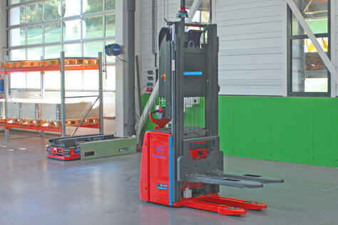 Factory Lift FL400: Automatisierter Hochhubwagen mit 2-Wege Antriebs-Lenksystem