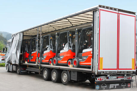 Gabelstapler mit montierten drehbaren Fahrerarbeitsplätze werden ausgeliefert