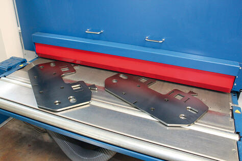 Grinding machine for grinding, deburring, champfering and descaling sheet plates