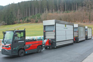 Outdoor Routenzug Factory Train FT830 mit 3 beidseitig beladbaren Plattform-Warenträger mit Wetterschutzsystem