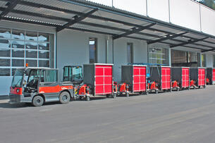 Outdoor Routenzug Factory Train FT810 mit 5 C-Rahmen Warenträger und Wetterschutzsystem