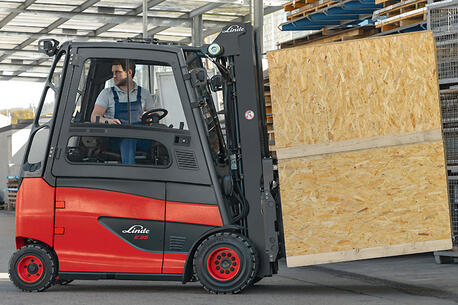 Maximum safety, physical relief and high transit performance are obtained with the rotating driver’s workstations for Linde forklift trucks.