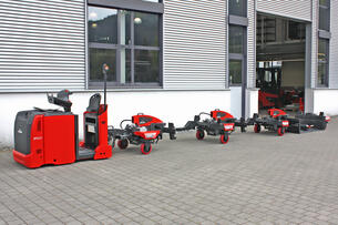 Routenzug Factory Train FT500 mit zwei C-Rahmen und einem Trapez-Plattform-Rahmen.